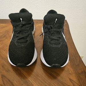 NIKE REACT INFINITY FLYKNIT WOMEN 7.5 BLACK AND WHITE